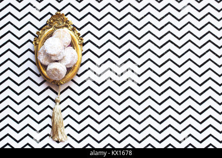 Hausgemachte Vanille und Marmelade cookies, auf vintage Bilderrahmen oder Trail, auf Chevron Hintergrund mit Kopie Raum Stockfoto