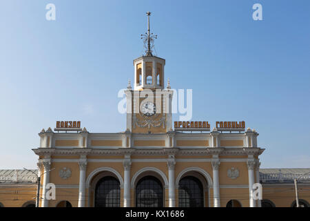 Jaroslawl, Russland - Juli 20, 2016: Fragment eines Gebäudes der Bahnhof in der Stadt Jaroslawl Stockfoto