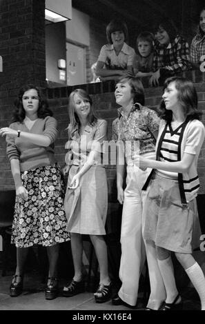 Disco Dancing 1970s UK im Timebridge Youth Club. Teenager, Mädchen, die in einer Gruppe zusammen tanzen, um Disco-Musik The Wells Fargo Disco zu spielen. Teenager wollen zusehen, aber nicht tanzen. Chells, Stevenage, Hertfordshire. 1975 England HOMER SYKES. Stockfoto