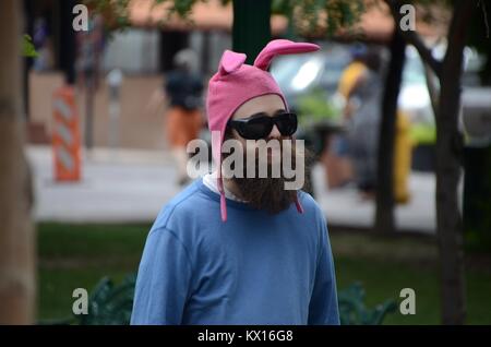 Ein Mann, der in einem rosa Hasenohren hat in Neu Mexiko Alburquerque Stockfoto