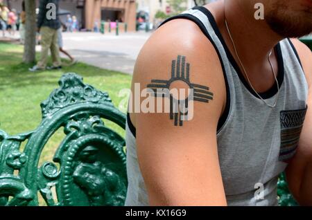 Mann Oberkörper Brust nackte Tattoo Kette detail Stockfotografie