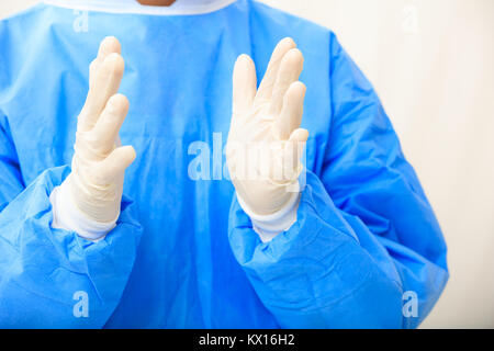 Chirurgen aus Latex Handschuhe auf weißem Hintergrund Stockfoto
