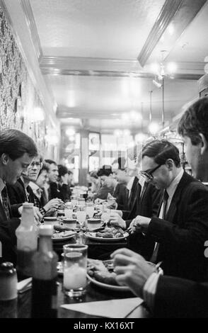 Frühstück in der Hoffnung pub Cowcross Street, Clerkenwell, Smithfield Market, London, am frühen Morgen des 21. Januar 1991 Stockfoto