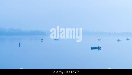 Angeln am Morgen Nebel auf dem See im Draycote Waters, Vereinigtes Königreich Stockfoto