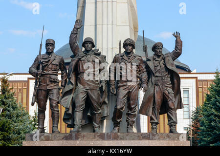 Denkmal für die Alliierten, eine Bronzestatue im Victory Park, vier WO2 Soldaten der alliierten Nationen. Moskau, Russland. Stockfoto