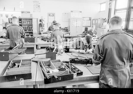 Britische Armee squaddies in der Ausbildung in einem Workshop Arsenal für Waffen, Wartung, Schulung, England, 15. Juni 1993 Stockfoto