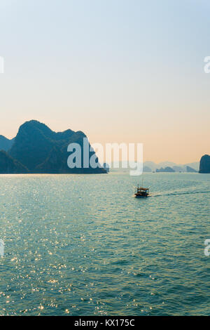 Nachmittag an der Ha Long Bay, Vietnam Stockfoto