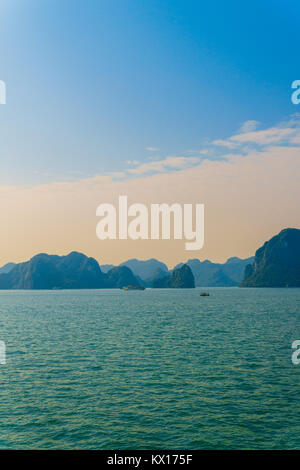 Nachmittag an der Ha Long Bay, Vietnam Stockfoto