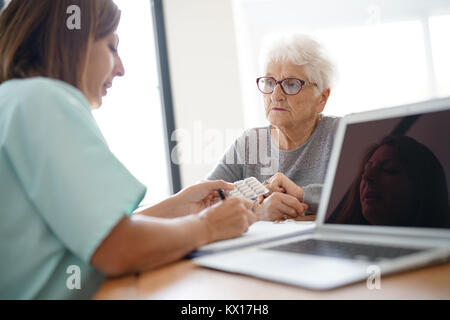 Krankenschwester, Rezept, um ältere Frau Stockfoto