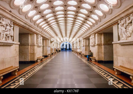 Plattform der Majakowskaja Bahnhof, einem der berühmtesten Stationen der Moskauer Metro und ein Teil der Arbatsko-Pokrovskaya Linie. Russland. Stockfoto