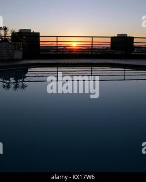 Die Sonne über einen Pool auf dem Dach in Lissabon, Portugal Stockfoto