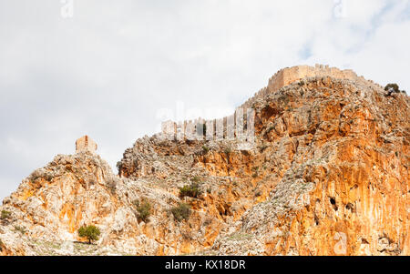 Die festen Mauern der Burg von Alanya im Süden der Türkei als vom Mittelmeer gesehen. Stockfoto