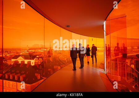 Besucher genießen Sie Ihren Rainbow Panorama von Aarhus im Kunstmuseum Aros. Das Museum ist die am zweithäufigsten in Dänemark besucht. Stockfoto