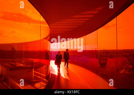 Besucher genießen Sie Ihren Rainbow Panorama von Aarhus im Kunstmuseum Aros. Das Museum ist die am zweithäufigsten in Dänemark besucht. Stockfoto