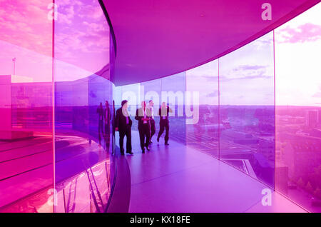 Besucher genießen Sie Ihren Rainbow Panorama von Aarhus im Kunstmuseum Aros. Das Museum ist die am zweithäufigsten in Dänemark besucht. Stockfoto