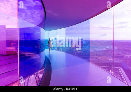 Besucher genießen Sie Ihren Rainbow Panorama von Aarhus im Kunstmuseum Aros. Das Museum ist die am zweithäufigsten in Dänemark besucht. Stockfoto