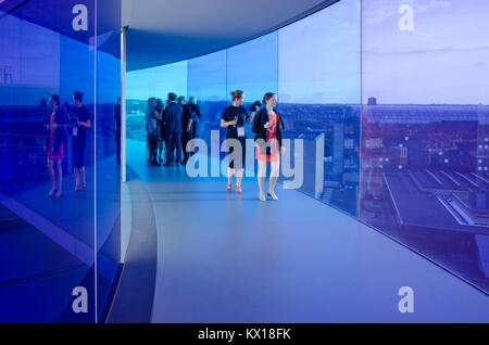 Besucher genießen Sie Ihren Rainbow Panorama von Aarhus im Kunstmuseum Aros. Das Museum ist die am zweithäufigsten in Dänemark besucht. Stockfoto