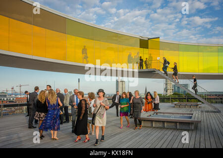 Besucher genießen Sie Ihren Rainbow Panorama von Aarhus im Kunstmuseum Aros. Das Museum ist die am zweithäufigsten in Dänemark besucht. Stockfoto