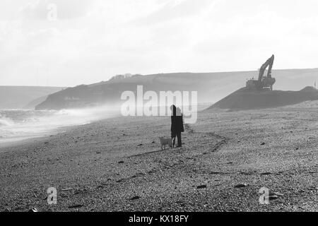 Tausende von Tonnen Kies sind entlang Slapton Strand verteilt nach Erosion durch Stürme Stockfoto