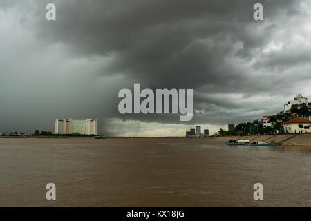 Dunkle Wolken und schwere Monsunregen fallen auf den Zusammenfluss von Tonle Sap und Mekong, sisowath Quay, Phnom Penh, Kambodscha, Südostasien Stockfoto