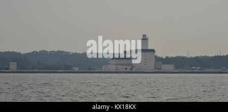 Lager der Fabrik, Blick von der Fähre in die Bucht von Matsushima, Japan. Stockfoto