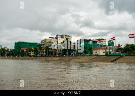 Globalisierung Beispiel. Eine Reihe von internationalen Flaggen verschiedener Länder fliegen auf den Tonle Sap Fluss Sisowath Quay Phnom Penh Kambodscha Asien Stockfoto