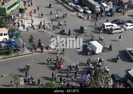 Straße Auto Verkehr und Masse von Menschen zu Fuß über die verkehrsreiche Straße in shahbag in Dhaka. 2018 Stockfoto