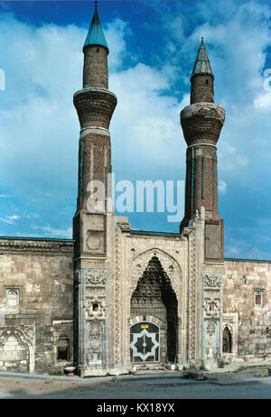 Doppelbett oder zwei Minarette von Gok Medrese oder Gokmedrese, buchstäblich die Himmlischen Madrasah oder Blau Madrasah, aka Sahibiye Medresesi (1271) Ein c 13 Seljuk islamische Schule, Sivas, Türkei Stockfoto
