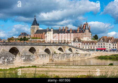 Anzeigen von Gien mit das Schloss und die Alte Brücke über die Loire, Frankreich Stockfoto