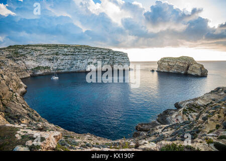 Panoramablick auf die Dwejra Bay mit dem Fungus Rock, Gozo, Malta Stockfoto