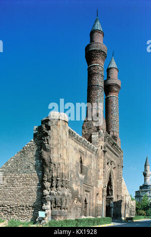 Çifte Minerali Medrese, oder Doppel Minarett Madrasa (Erbaut 1271-72) ein ehemaliger Seljuk islamische Schule in Kayseri, Türkei Stockfoto