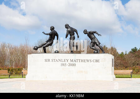 Eine Statue von Sir Stanley Matthews CBE in Stoke-On-Trent, England. Er spielte Fußball für Blackpool und Stoke City und war ein England International. Stockfoto