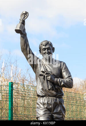 Eine Statue von Gordon Banken in Stoke-On-Trent, England.. Er feiert seine Rolle als Torwart in der England WM 1966 gewinnen Fußball-Team. Stockfoto