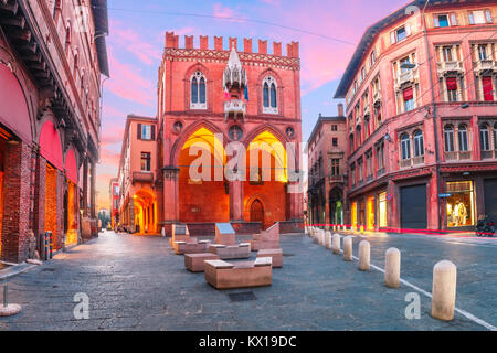 Palazzo della Mercanzia bei Sonnenuntergang, Bologna, Italien Stockfoto