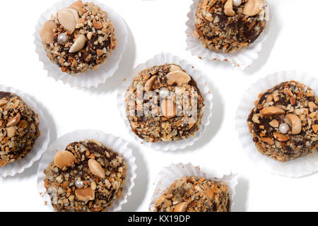 Traditionelle portugiesische süß von Feigen-, Johannisbrot- und Mandel Kugeln auf einem weißen Hintergrund. Stockfoto