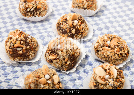 Traditionelle portugiesische süß von Feigen-, Johannisbrot- und Mandel-Kugeln. Stockfoto