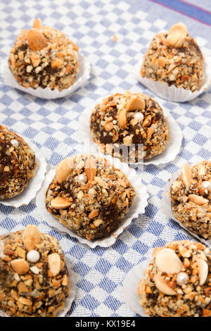 Traditionelle portugiesische süß von Feigen-, Johannisbrot- und Mandel-Kugeln. Stockfoto