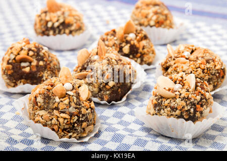 Traditionelle portugiesische süß von Feigen-, Johannisbrot- und Mandel-Kugeln. Stockfoto