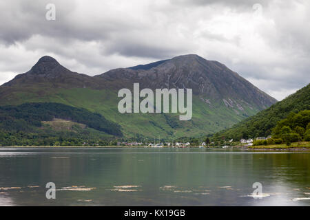 Loch Leven. Der Blick über Loch Leven in Richtung Glencoe in den schottischen Highlands. Loch Leven ist ein Meer Loch an der Westküste von Schottland. Stockfoto