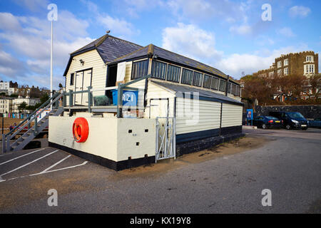 Krumme ehemaligen Rettungsboot station in Broadstairs in Fort Kent mit Haus im Hintergrund, Charles Dicken's Haus am Meer War Stockfoto