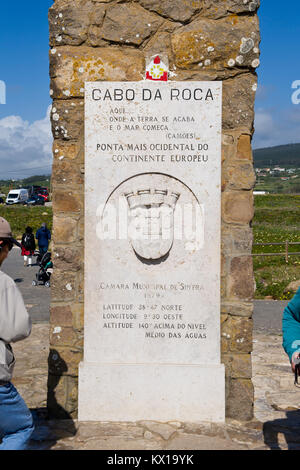 Ein Monument, das mit einem Kreuz am Cabo De Roca, Sintra, Portugal. Stockfoto