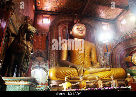 Großer sitzender Buddha in der buddhistischen Tempel Wewurukannala Vihara, Sri Lanka Stockfoto