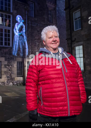 Bestsellerautor Val MacDermid startet die Nachricht aus dem Himmel in Edinburgh. Das Projekt verfügt über Projektionen auf viele der citys Wahrzeichen. Stockfoto