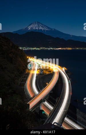 Nachtansicht des Mount Fuji und Tomei Autobahn von satta Pfad im Winter. Stockfoto