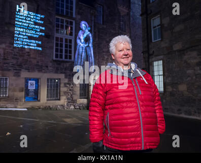 Bestsellerautor Val MacDermid startet die Nachricht aus dem Himmel in Edinburgh. Das Projekt verfügt über Projektionen auf viele der citys Wahrzeichen. Stockfoto