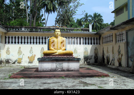 Sitzender Buddha in der Nähe der Wall in Wewurukannala Vihara in der Nähe Dikwella, Sri Lanka Stockfoto