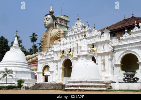 Tempel und Buddhas in Wewurukannala Vihara, Sri Lanka Stockfoto
