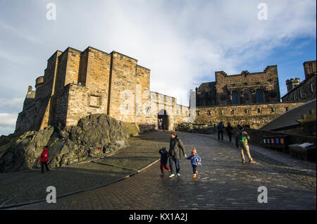 Touristen, die in die Burg von Edinburgh, Edinburgh, Schottland. Stockfoto