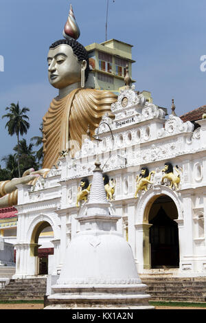 Kopf des Buddha und Tempel in Wewurukannala Vihara in der Nähe Dikwella, Sri Lanka Stockfoto