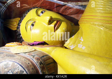 Leiter der schlafende Buddha in Mulkirigala Höhle, Sri Lanka Stockfoto